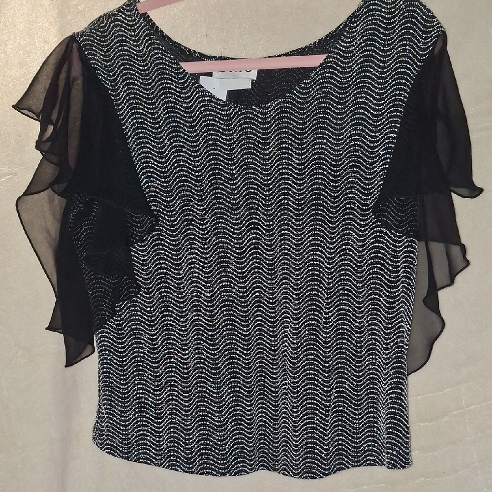 Chic Black and White Wave Pattern Blouse